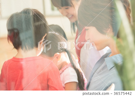 父母和孩子在客廳裡放鬆 父母和孩子在客廳裡放鬆 36575442