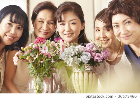 Flower arrangement lesson 36575460