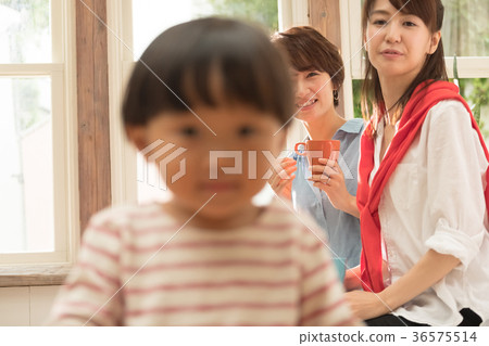 父母和孩子在客廳裡放鬆 36575514