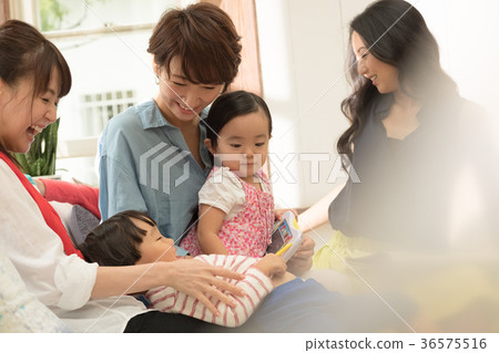 父母和孩子在客廳裡放鬆 36575516