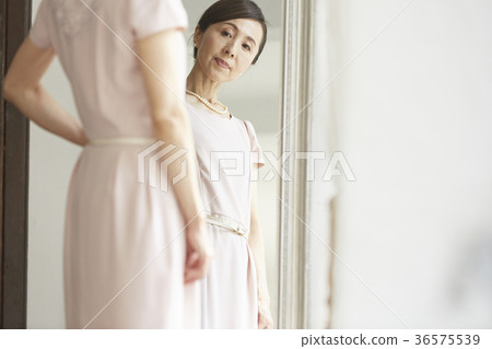 看鏡子的婦女 36575539