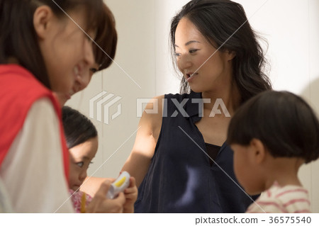 父母和孩子在客廳裡放鬆 36575540