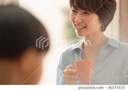 父母和孩子在客廳裡放鬆 父母和孩子在客廳裡放鬆 36575555