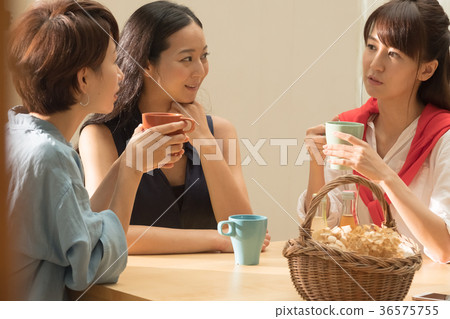 在餐廳說話的女性 36575755