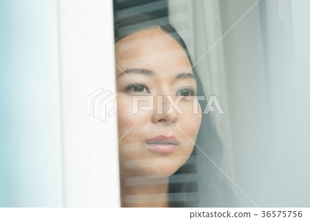 一個女人在窗口 36575756