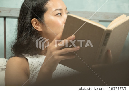 看書的女人 36575785