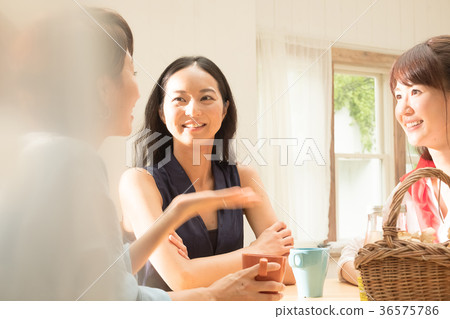 在餐廳說話的女性 36575786