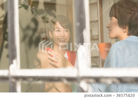 在餐廳說話的女性 36575820