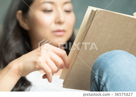 woman reading woman reading 36575827