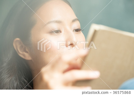 看書的女人 36575868