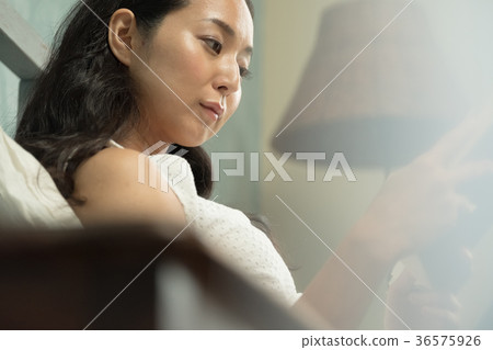 看書的女人 36575926