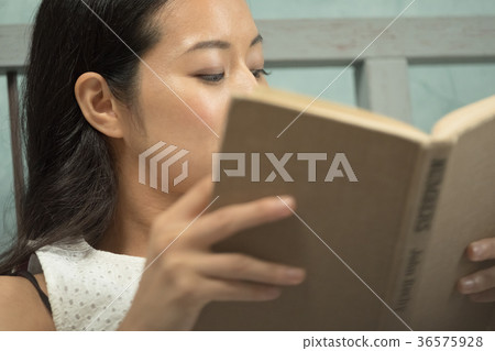 woman reading 36575928