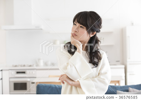 陷入困境的女性 36576585