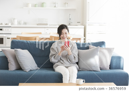 Middle woman looking at a smartphone 36576959