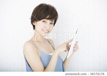 Tablet woman young woman Tablet woman young woman 36578176
