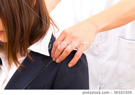 Female stiff neck massage treatment OL office worker Female stiff neck massage treatment OL office worker 36583309
