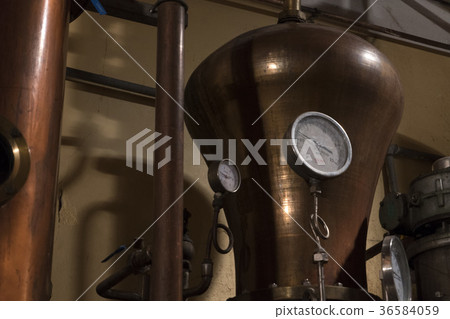 Copper still alembic inside distillery 36584059