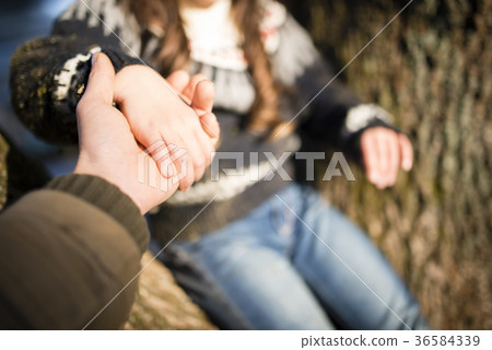 父母和孩子手牽手 父母和孩子手牽手 36584339