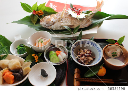 Beginning to eat 36584596