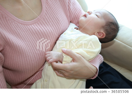 Baby and mother 36585506