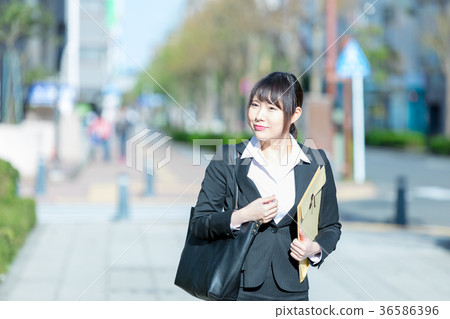 在衣服的成年女性OL辦公室夫人西裝畫像在衣服的綠色背景 36586396