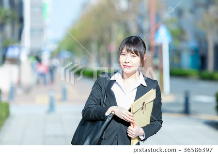 在衣服的成年女性OL辦公室夫人西裝畫像在衣服的綠色背景 36586397