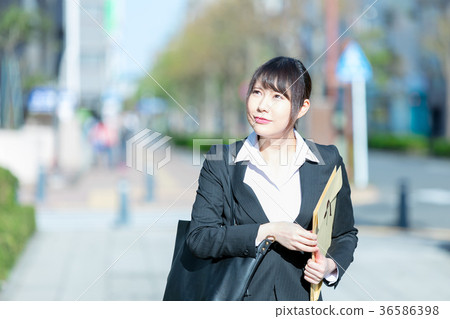 在衣服的成年女性OL辦公室夫人西裝畫像在衣服的綠色背景 在衣服的成年女性OL辦公室夫人西裝畫像在衣服的綠色背景 36586398