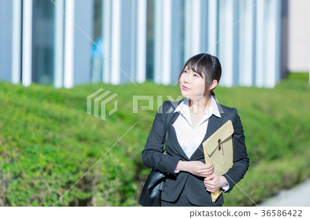 在衣服的成年女性OL辦公室夫人西裝畫像在衣服的綠色背景 在衣服的成年女性OL辦公室夫人西裝畫像在衣服的綠色背景 36586422