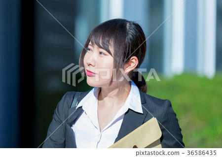 在衣服的成年女性OL辦公室夫人西裝畫像在衣服的綠色背景 36586435