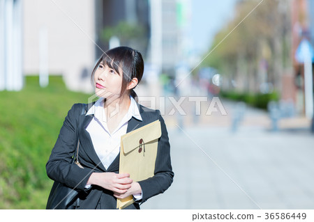 在衣服的成年女性OL辦公室夫人西裝畫像在衣服的綠色背景 在衣服的成年女性OL辦公室夫人西裝畫像在衣服的綠色背景 36586449