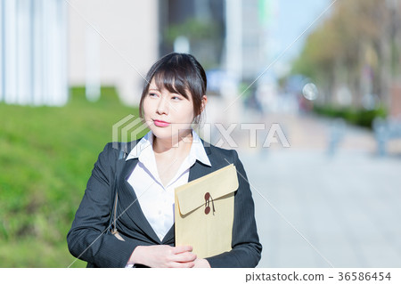 在衣服的成年女性OL辦公室夫人西裝畫像在衣服的綠色背景 在衣服的成年女性OL辦公室夫人西裝畫像在衣服的綠色背景 36586454