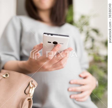 Pregnant woman 36586540