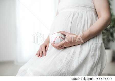 Pregnant woman (model of actual pregnant woman) 36586588