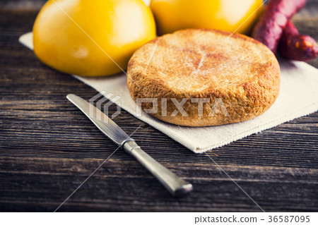 Homemade sheep and cow's cheese 36587095