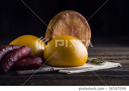 Homemade sheep and cow's cheese 36587099