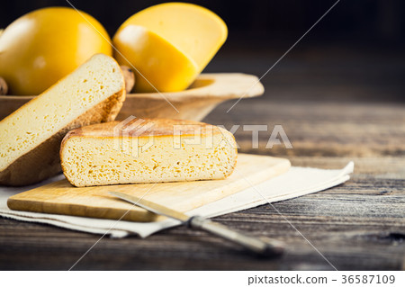 Sliced homemade sheep and cow's cheese 36587109