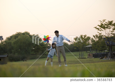 Dad and daughter 36588783