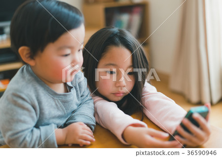 younger, person, brother 36590946