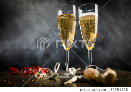 Two champagne glasses in golden glitter 36591558