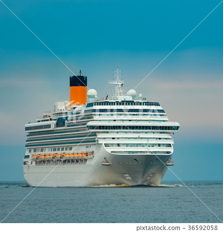 Large royal cruise liner 36592058