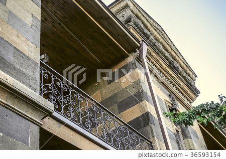 Loggia and carved cornice on the facade 36593154