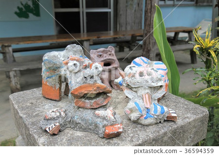 沖繩西表島船漂浮Shisa 36594359