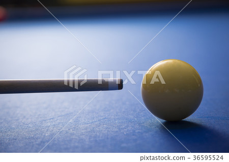 Play billiards on the pool table. 006 36595524