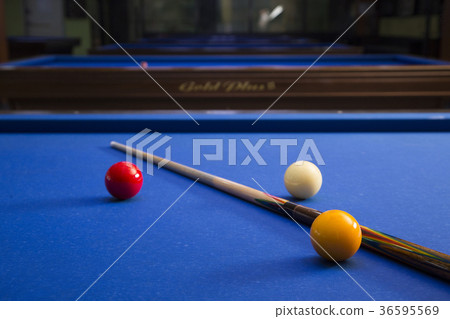 Play billiards on the pool table. 065 36595569