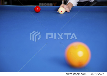 Play billiards on the pool table. 071 Play billiards on the pool table. 071 36595574