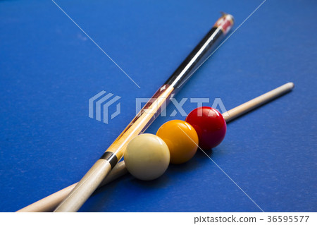 Play billiards on the pool table. 066 Play billiards on the pool table. 066 36595577
