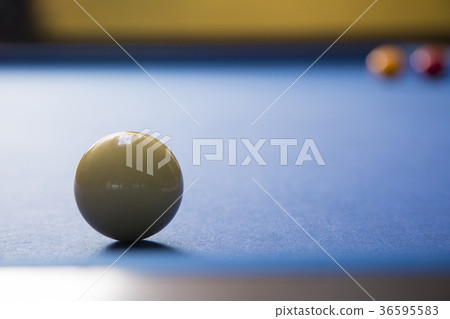 Play billiards on the pool table. 045 Play billiards on the pool table. 045 36595583