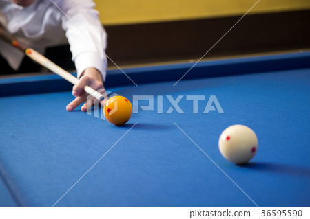 Play billiards on the pool table. 001 Play billiards on the pool table. 001 36595590