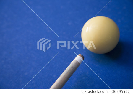 Play billiards on the pool table. 055 Play billiards on the pool table. 055 36595592