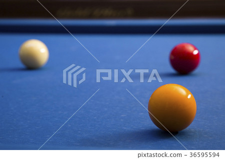 Play billiards on the pool table. 037 36595594
